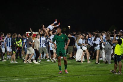 Pablo Fernández, completament desolat, patint en silenci el cop de no pujar en el que podria haver sigut el seu darrer partit de grana amb els jugadors del Sanse celebrant de fons.