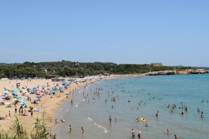 Imatge de la platja de l'Arrabassada de Tarragona el dia de Sant Joan.