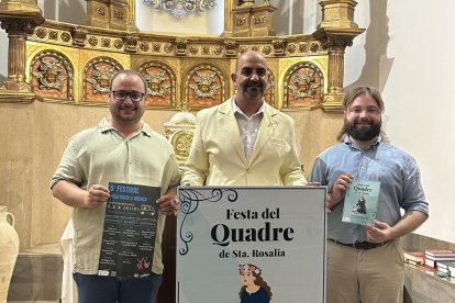 L’alcalde i els regidors de Cultura i Festes mostran el cartell de la Festa del Quadre.