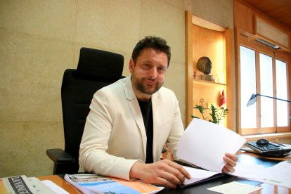 L'alcalde de Tarragona, Rubén Viñuales, durant l'entrevista feta per l'ACN.