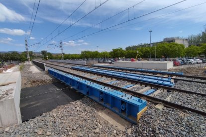 Vías apeadas durante la hinca del cajón del paso urbano.