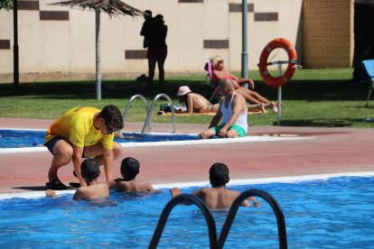 Grans i petits es refresquen a les piscines de Cappont de Lleida per fer front a la calor