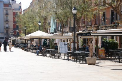 Terrasses de bars i restaurants de la plaça de la Font de Tarragona.