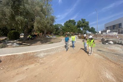 L’alcalde de Cambrils visitant les obres d’integració de l’antiga via.
