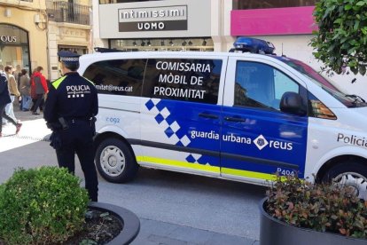 Fotografia d’arxiu d’un agent de la Guàrdia Urbana de Reus a la plaça de Prim.
