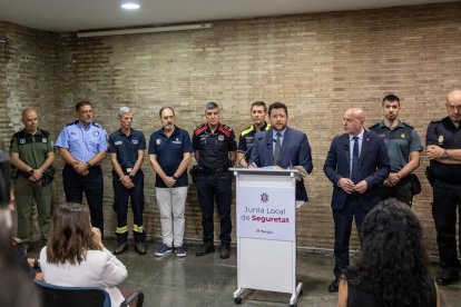 L’alcalde, Rubén Viñuales, acompanyat per Carlos Prieto i representants dels cossos de seguretat.