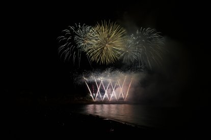 Imatge de l’espectacle celebrat ahir a la punta del Miracle per la Pirotècnia El Pilar en la nit inaugural del 33è Concurs Internacional de Focs Artificials de Tarragona.