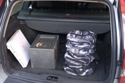 Els Mossos van localitzar la caixa forta f'un restaurant i una motxilla amb monedes al maleter del cotxe on viatjaven.