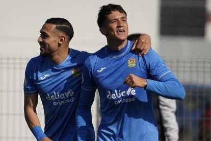 David Alba celebrant un gol amb el Fuenlabrada.