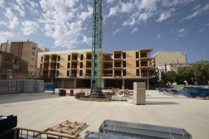 Fotografia de les obres del complex Riera, en què es percep el seu avenç. S’hi estan alçant els habitatges i, soterrat, hi haurà un nou aparcament.