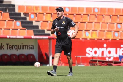L’entrenador del Nàstic de Tarragona, Luis César, durant un entrenament de la temporada passada.