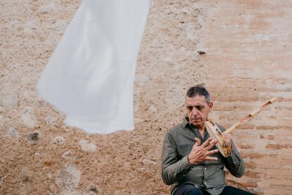 El cantant tradicional valencià Pep Gimeno és reconegut per la seva tasca de recopilació i preservació de la cultura musical valenciana.