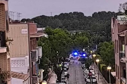 Mossos d'Esquadra, SEM i Policia Local al lloc dels fets.