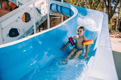 Imagen de un niño bajando por uno de los toboganes del Tamarit Beach Resort.