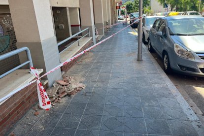 Imatge del carrer tallat i la part de la façana caiguda