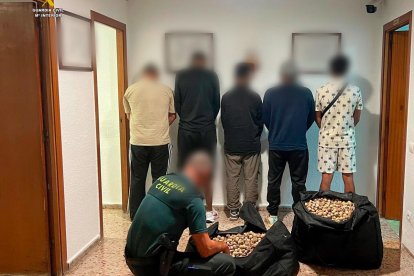 Imagen de los cinco detenidos en el área de servicio del Baix Ebre.