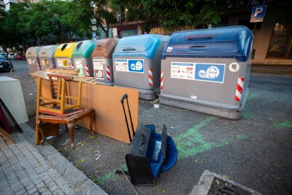 La Plataforma per una Tarragona Neta denuncia la brutícia als carrers i reclama solucions.