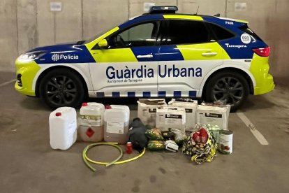 Imatge de les garrafes plenes de gasoil i els productes d'alimentació sostrets.