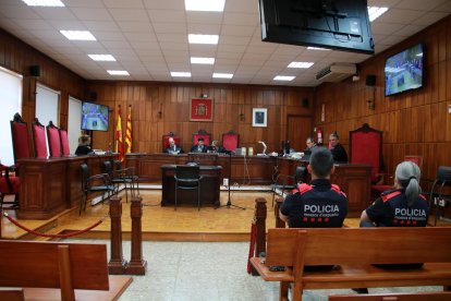 L'home acusat d'agredir sexualment una menor a Tarragona el febrer de 2024, el tribunal, la fiscal, i la defensa a l'inici del judici celebrat a l'Audiència.