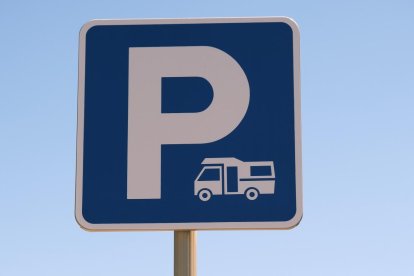 Una senyala d'un aparcament d'autocaravanes.