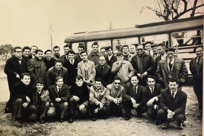 La coberta del llibre i una de les fotos que s’hi recullen, on es veu un grup de pagesos que participaven en els cursos del Servei d’Extensió Agrària