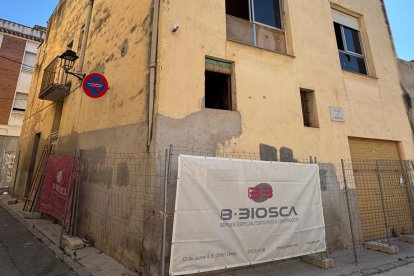 Una de les cases que seran enderrocades a la muralla de Constantí.