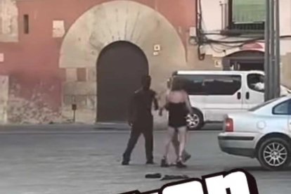 Un instant de la baralla entre tres persones a Tortosa.