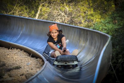 Imagen de una niña lanzándose por el tobogán del Calafell Slide.