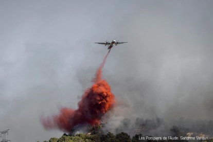 Els bombers de l'Aude treballant en l'incendi.