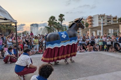 El nou vestuari inclou l’escut de Salou bordat en color cru o la silueta de la Torre Vella.