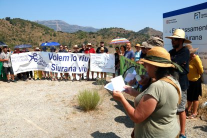 Un centenar de persones es concentren al pantà de Siurana en contra el transvasament d'aigua al de Riudecanyes.