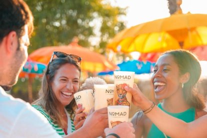 Imatge de diverses persones gaudint del Nomad Festival.