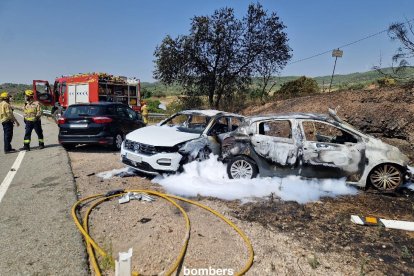 Imatge dels vehicles implicats en l'accident de la Fatarella, dos d'ells cremats.