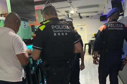 Un instant del dispositi policial en un local d'oci nocturn del carrer Cardenal Cervantes.
