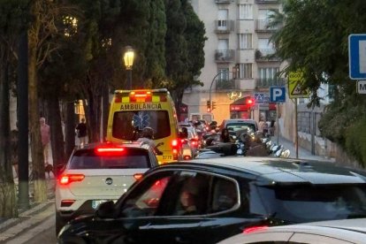 La presència de vehicles aparcats provoca embussos que poden posar en risc la vida de les persones que requereixen atenció urgent.