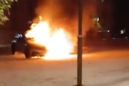 Un instant dels vehicles en flames.