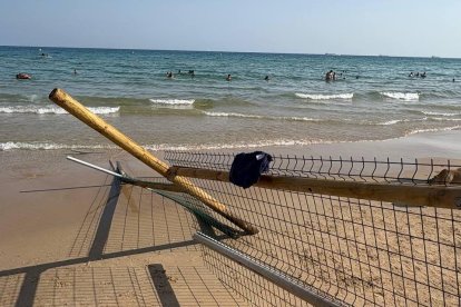 Estat en que es troba a la zona de gossos a la platja Llarga.