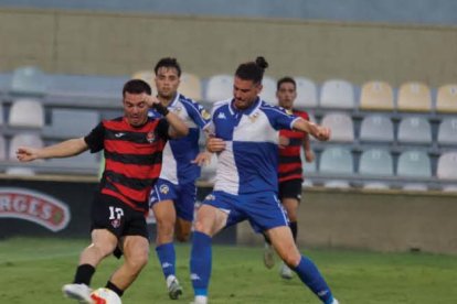 El jugador del Reus FC Reddis, Aitor Serrano, durant el duel d’ahir contra el Sabadell.