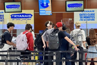 Cua dels taulells de Ryanair a la T2 de l'Aeroport del Prat.