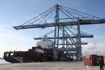 Instal·lacions del Moll Andalusia del Port de Tarragona amb la nova terminal de contenidors.