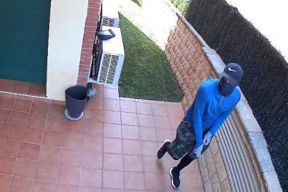 Al detingut se li atribueixen sis temptatives i dos robatoris consumats.