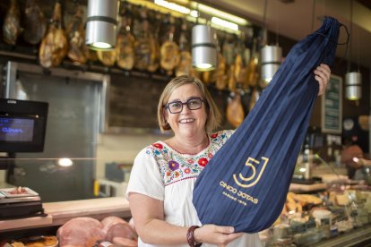 Fotografia de Núria Queralt, propietària del Colmado Giner de Reus.