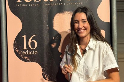 La directora d''Abril', Alexandra Iglesias, amb el premi.