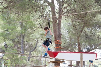 Imagen de un tramo del circuito de tirolinas de Calafell Aventura.