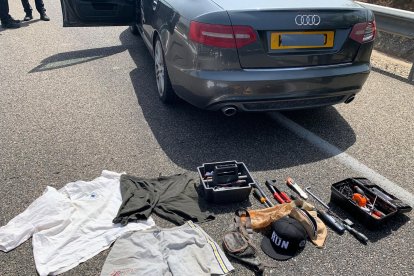 Eines per cometre els robatoris i roba que la policia va trobar a l'interior del vehicle