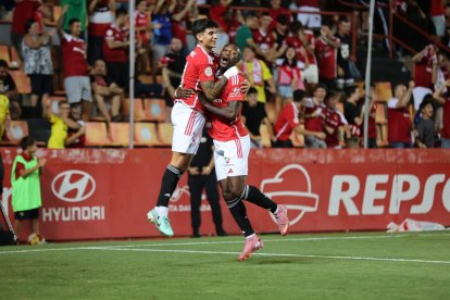 Óscar Sanz i Cedric Omoigui celebrant el primer gol del partit.
