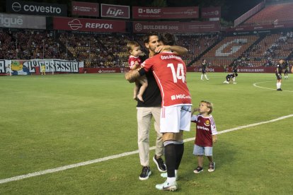 L’excapità del Nàstic, Joan Oriol, abraçant-se amb el nou capità, Óscar Sanz.
