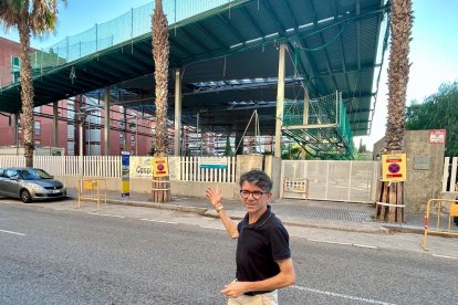 El portaveu popular, Mario García, davant les obres de la coberta de la pista.