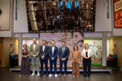 Noemí Llauradó, Berni Álvarez, Ernest Urtasun, Joan Negrié, Rubén Viñuales, Sònia Hernández i Raquel Sans, ahir al Teatre Tarragona en l’acte inaugural del FITT.