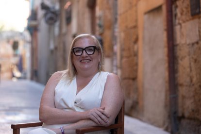 La consellera Sandra Ramos al carrer Santa Anna, que esdevindrà el Carrer Tranquil per a les persones amb sensibilitat acústica